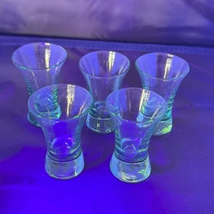 Grün leuchtende Glas Schnapsgläser 5er Set Depression Barware Art Deco - Bild 1 von 7