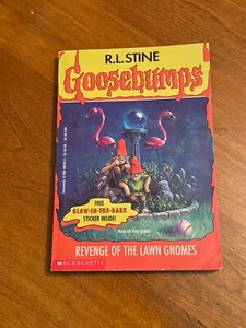 R.L. Stine Goosebumps "Revenge Of The Lawn Gnomes" First Printing With Sticker - Foto 1 di 8