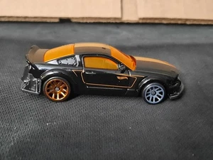 Hot Wheels Silver Series Legends Tour 2005 Ford Mustang - Picture 1 of 5