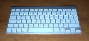 Apple Kabellose Bluetooth Französische Tastatur - AZERTY (A1314) - TOP ZUSTAND - Bild 1 von 9