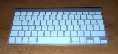 Apple Kabellose Bluetooth Französische Tastatur - AZERTY (A1314) - TOP ZUSTAND - Bild 1 von 4