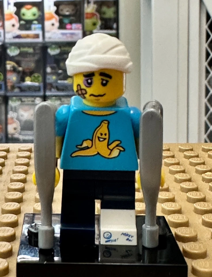 LEGO Series 15 Collectible Minifigures 71011 - Clumsy Guy - Image 1 of 1