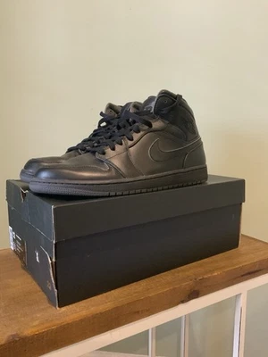 Air Jordan 1 Mid Negro/Negro/Gris Oscuro Talla 12 Hombre Usado 554724 021 Foto 1 de 4