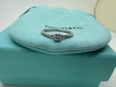 Anillo solitario de diamantes martillados Tiffany Co de oro blanco de 18 quilates Paloma Picasso Foto 1 de 4