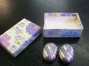 Pendientes OVAL con clip de tono plateado texturizado/rayas, joyería vintage; caja de regalo floral - Imagen 1 de 12