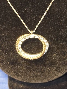 De colección. Collar colgante Avon plateado doble círculo con diamantes de imitación - Imagen 1 de 12