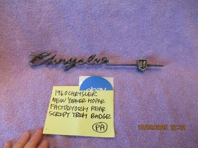 Chrysler New Yorker Mopar 1960 emblema de escritura trasera de fábrica OEM envío gratuito Foto 1 de 4