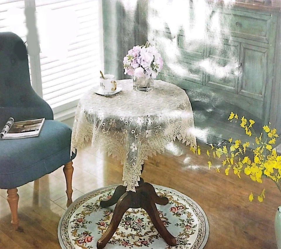 Centro Tavola Quadrato 90x90 cm Ecrù Tinta Unita con Fiori Ricamati a Mano - Immagine 1 di 2