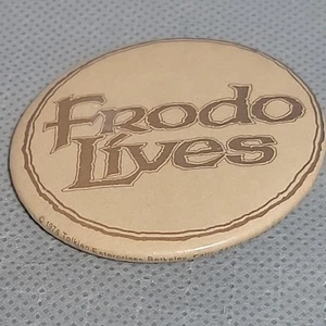 Vintage Frodo Lives Lord of the Rings Tolkien Pin Pinback Button 70s USA - Picture 1 of 6