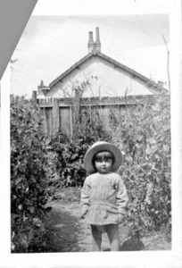 PHOTO DIVERS ENFANT AVEC CHAPEAU / FORMAT 8.5 X 6 CM - Picture 1 of 1