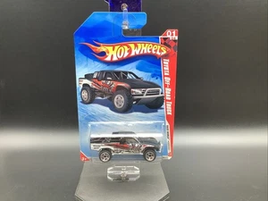 Camión todoterreno Toyota B1 Hot Wheels Race World - Desert 2010 - Imagen 1 de 4