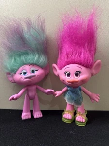 Hasbro ~ Dream Works Troll Mohn Puppen 2015 ~ mit Haaren 9 Zoll groß ~ 2 Troll Puppen - Bild 1 von 5