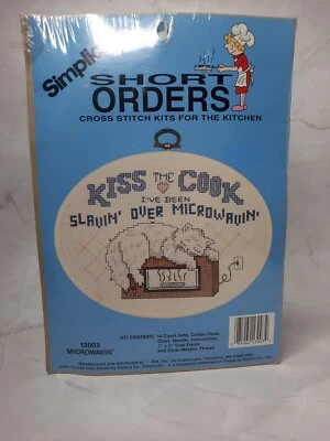 NOVO JCA Simplicity Cross Stitch Kit #13003 "Microwavin'" KISS THE COOK com Moldura - Imagem 1 de 4
