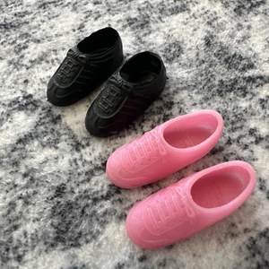 Barbie Muñeca Tenis Zapatos Negro y Rosa Vintage Accesorios Lote - Imagen 1 de 5