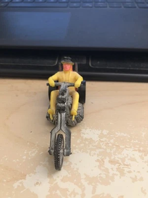 Motocicleta Rrrumblers Torque Chop roja con piloto y guía Hot Wheels 1971 Mattel wh Foto 1 de 3