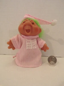 Russ Troll Puppe ~ 4 Zoll ~ Vintage ~ Gähnen ~ rosa & weißes Kleid & Mütze ~ grüne Haare ~ bernsteinfarbene Augen - Bild 1 von 5