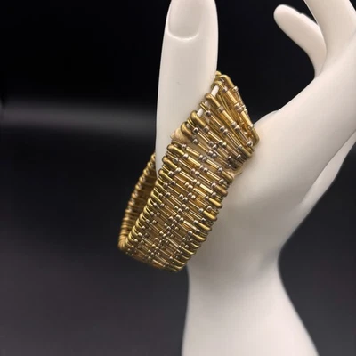 Brazalete ancho grueso de malla tejida en tono dorado Foto 1 de 4