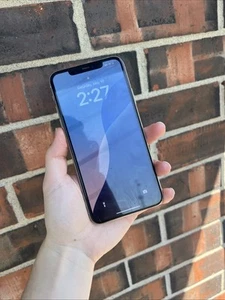 iPhone 11 Pro Max Silver UNLOCKED; Used. 256 GB - Photo 1 sur 11