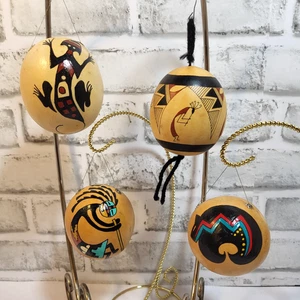 Lote de 4 calabazas pintadas a mano nativas americanas arte colgante/ornamentos firmados - Imagen 1 de 12