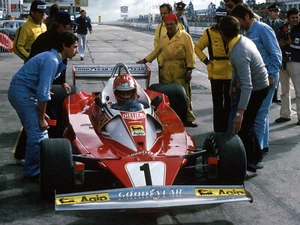 FERRARI FORMULA 1 (anni 1966-1980) MITICA E FAVOLOSA poster auto LA STORIA - Foto 1 di 2