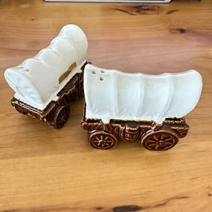 Vintage Covered Wagon Salt & Pepper, Souvenirs of Western America, Made in Japan - Picture 1 of 12