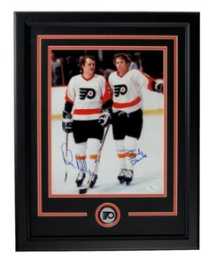 Bill Barber/Bobby Clarke Voladores de la Sala de Cortación Doble Firmado 11x14 Foto Enmarcada JSA 165827 - Imagen 1 de 3
