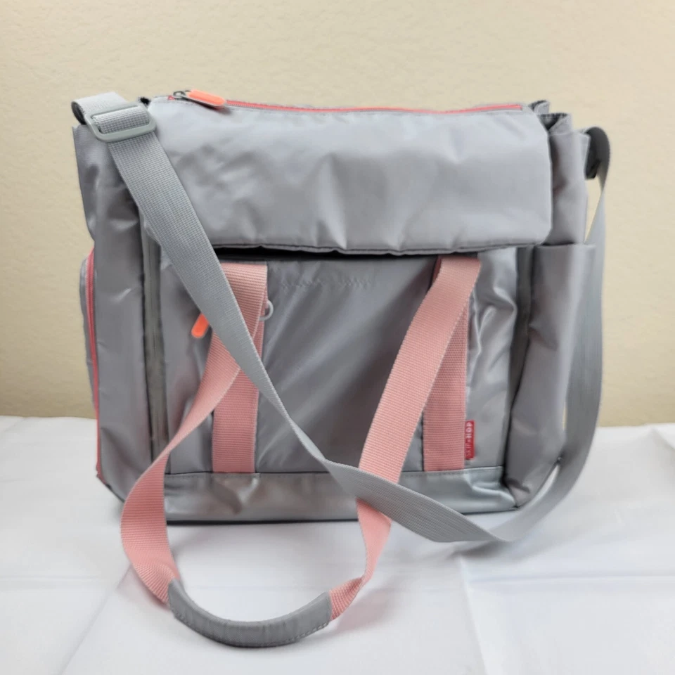 Bolsa de pañales mensajero Skip Hop Fit All Access en rosa claro/gris platino bebé Foto 1 de 4