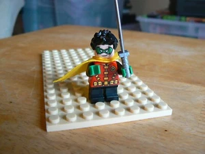 Lego Robin Short Legs Spikey Hair - Super Heroes SH588 - Batman - Picture 1 of 3