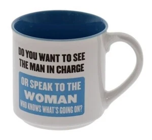 "WOMAN THAT KNOW WHATS GOING ON" - Novelty - Funny Ceramic Coffee Mug - Foto 1 di 1