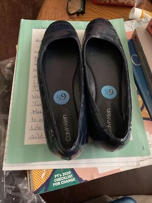 Zapatos planos Calvin Klein estampado cocodrilo azul marino Foto 1 de 4