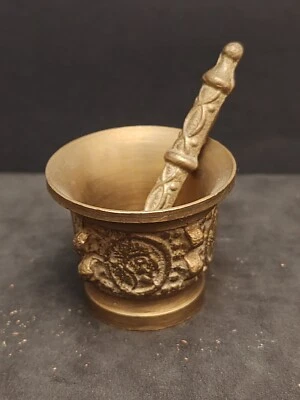 Petit Mortiers. Décor De Médaillons Et Pilon Travaillé En Laiton - Photo 1/4