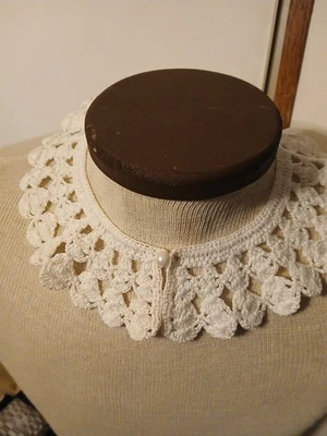 Collar de encaje cromado hecho a mano vintage, con accesorio de cierre de botón de perlas Foto 1 de 4