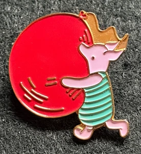 DISNEY WINNIE THE POOH LECHÓN CON GLOBO ROJO PIN INSIGNIA - Imagen 1 de 3