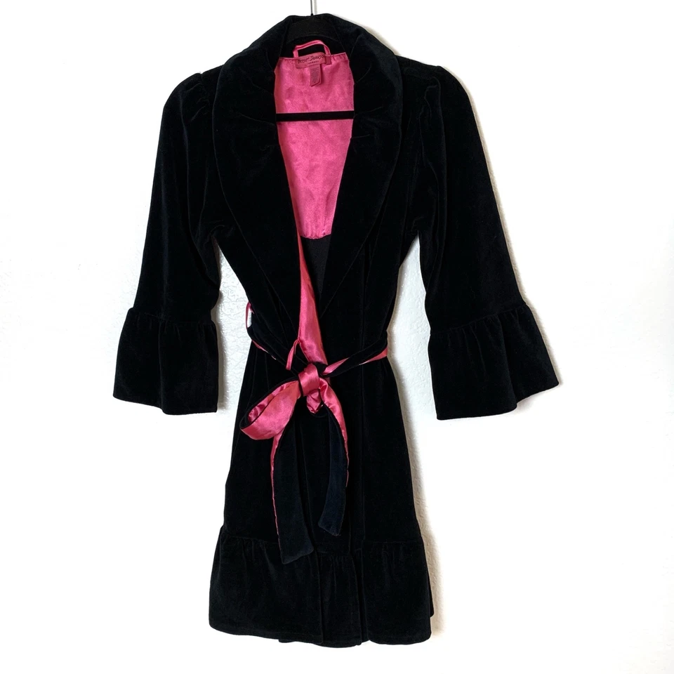 Bata Corta Betsey Johnson Terciopelo Negro Talla Mediana Rosa Satén Manga Campana Bruja Foto 1 de 4