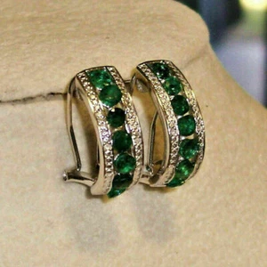 Pendientes Huggie de corte redondo de 2 quilates creados en laboratorio con acabado en oro blanco de 14 K - Imagen 1 de 3