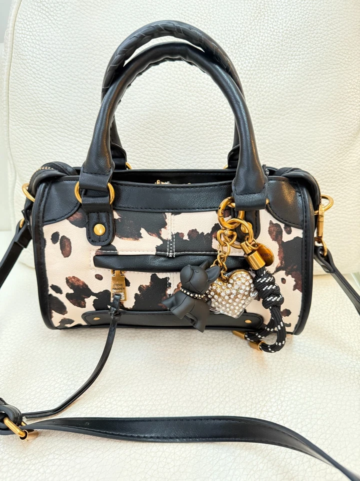 НОВЫЙ С ЯРЛЫКАМИ STEVE MADDEN BGOMEZ ЧЕРЕЗ ПЛЕЧО СУМКА W СЕРДЦЕ СОБАКИ ПОДВЕСКА КОЛЬЦО ДЛЯ КЛЮЧЕЙ - Изображение 1 из 4