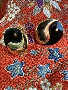 Royal Ontario Museum ROM Yin Yang Earrings Post Black Enamel Asian Jewelry VTG - Picture 1 of 6