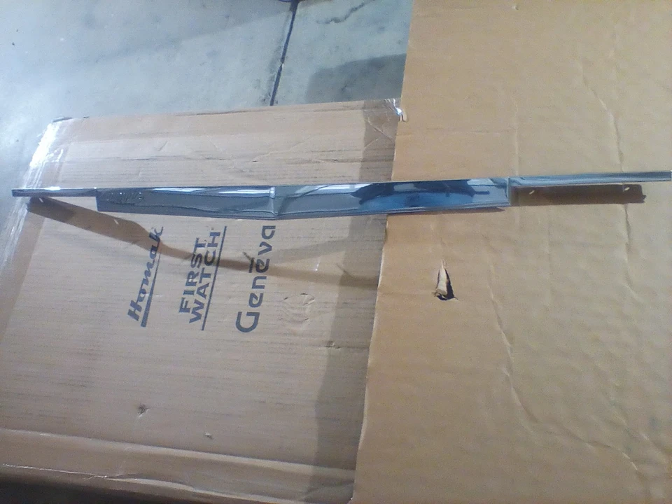 1976-79 Cadillac Sevilha capô dianteiro moldura cromada acabamento lábio fabricante de equipamento original - Imagem 1 de 4