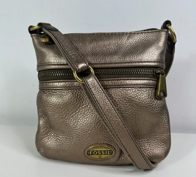Bandolera pequeña de cuero granulado plateado Fossil 2 bolsillos con cremallera cuero de vaca Foto 1 de 4