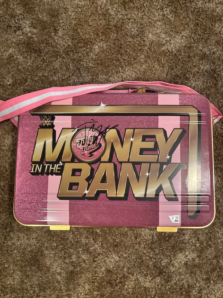WWE Autografiado Tiffany Strattom Dinero en el Banco Maletín 2024 Foto 1 de 4