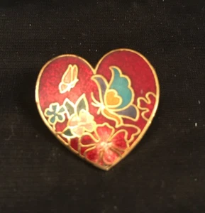 Emaillierte Anstecknadel in Herzform mit Schmetterling und Blumen Vintage - Bild 1 von 3