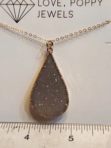 Love Poppy Jewels Halskette mit Anhänger Tropfenform rauchgrau druzy - Bild 1 von 10