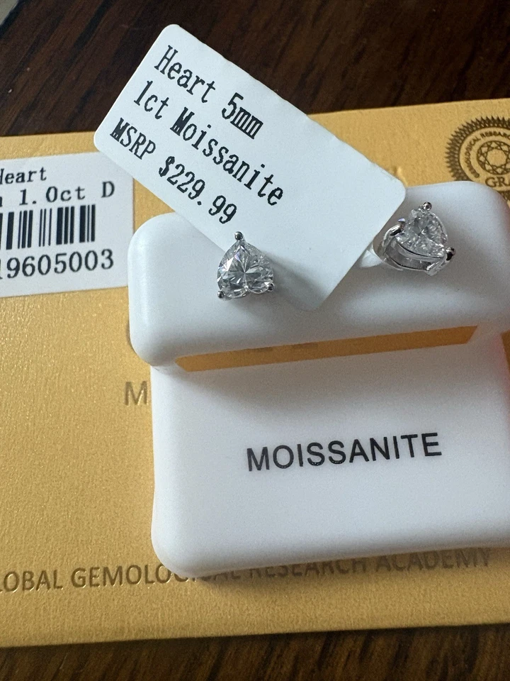 Pendientes de moissanita en forma de corazón de 1 quilate  Foto 1 de 1
