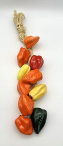 Pequeños pimientos de cerámica colgantes rojos verdes amarillos naranja en cuerda de yute - Imagen 1 de 3