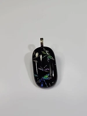 Colgante libélulas multicolor de vidrio dicroico sobre fondo negro Foto 1 de 4