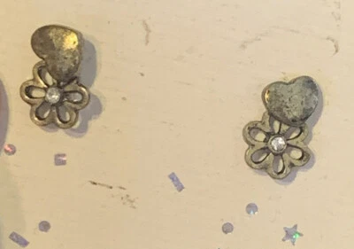 De colección 2 Corazón Margarita Cristal Tono Plata Perforado Seguro Bloqueo Trasero Foto 1 de 2