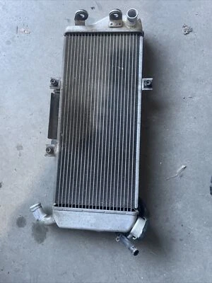 Kawasaki ER6n Radiator  Er650 Er6f 2009 -2011  OEM 39061-0138 - Image 1 of 4