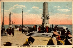 VINTAGE POSTCARD-PLEASURE BOAT LANDING, MUNICIPAL PIER, CHICAGO, ILLINOIS BK80 - Picture 1 of 2