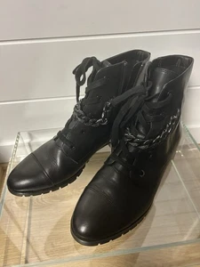 Karl Lagerfeld Paris Suki Leder-Kampfstiefel mit Kettenbesatz Größe 9 M - Bild 1 von 8