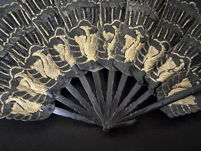 Ventilador de mão dobrável antigo couro preto animal folha dourada dragão - Imagem 1 de 4